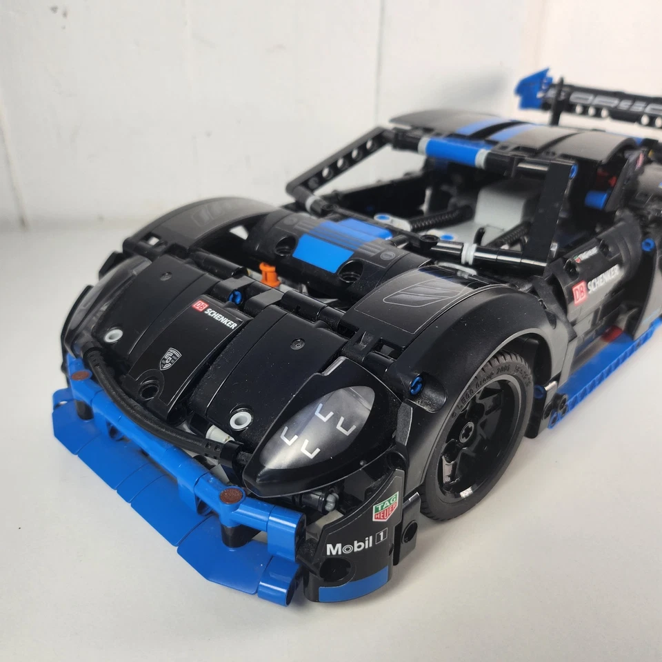LEGO Technic 42176 Porsche GT4 e-Performance, foto 2 di 5