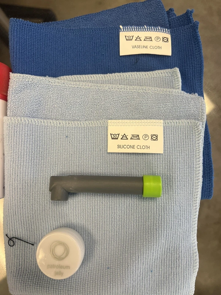 Bugaboo Maintenance Kit Complete Tire Pump, Silicone, Petr.Jelly, 2 Clothes, Bag - Image 3 of 4