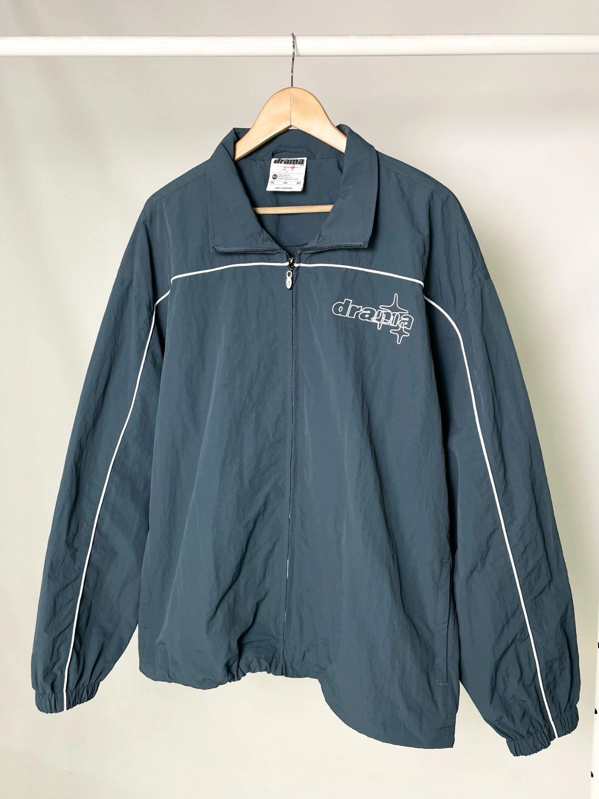 Drama Call Nylon Track Supreme Light Navy Blue Light Windbreaker Jacket Size XXL
Opens in a new wind