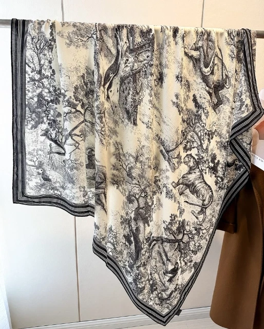 Mantón bufanda con estampado de selva animal blanco y negro 70 % cachemir 30 % seda 53 Foto 3 de 4