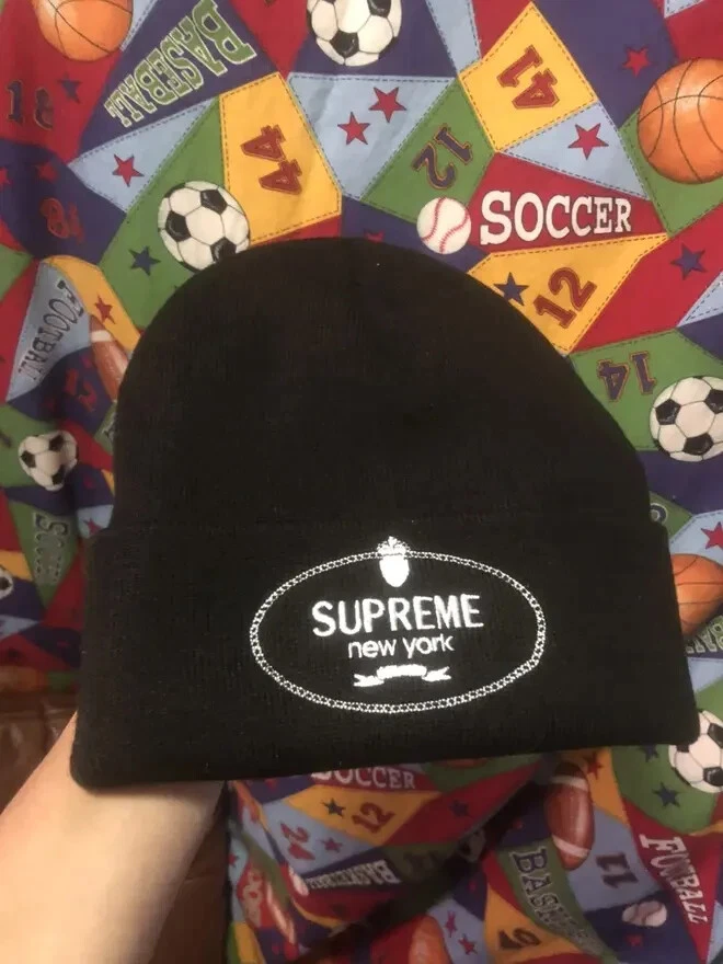 Bonnet écusson suprême neuf