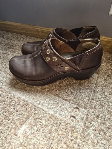 Women's Ariat Westlake 10B Brown Leather Sunflower Floral Wedge Clogs 15108 - Picture 1 of 7