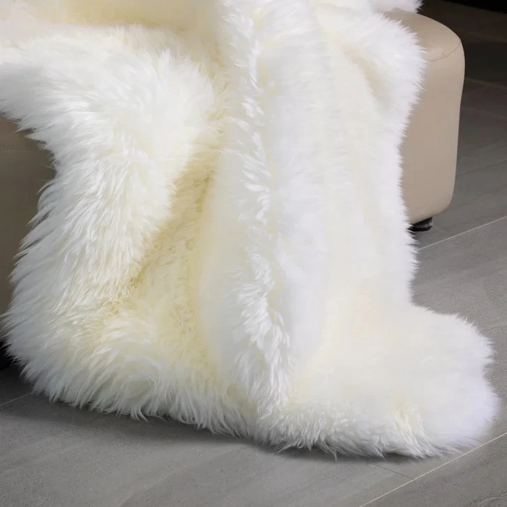 100% GENUINE AUSTRALIAN SHEEPSKIN , NATURAL FUR RUG - 64in x 70in, 6-pelt - Image 3 of 4