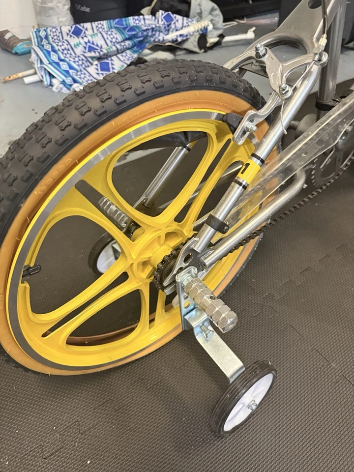 Mongoose stranger things bike. brand new, used once, has pegs in the back. - Image 4 of 4