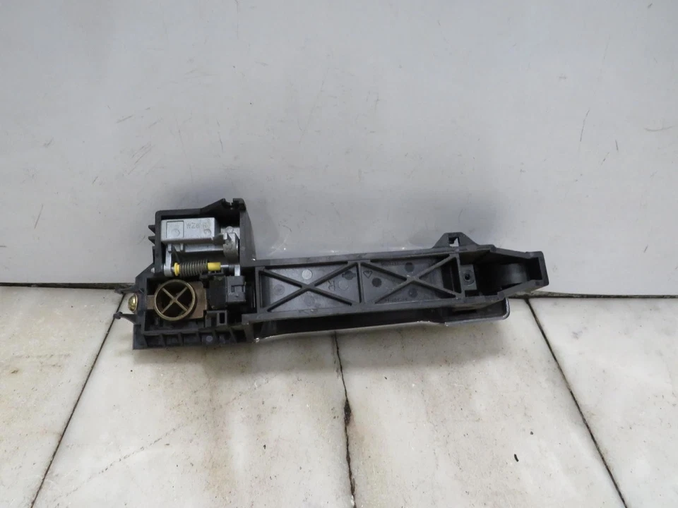 Manija de puerta exterior derecha cromada Nissan Titan 2004-2015 Foto 2 de 2