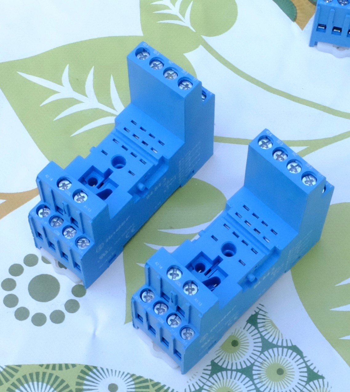Finder 94.84.3 Support relais anti-vibration 14 broches rail DIN 10A
