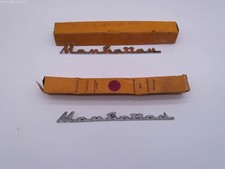 792754-2x Nos In Box Manhattan Fender Emblem 1953-1954 Kaiser 792754-2x Nos In Box Manhattan Fender Emblem 1953-1954 Kaiser