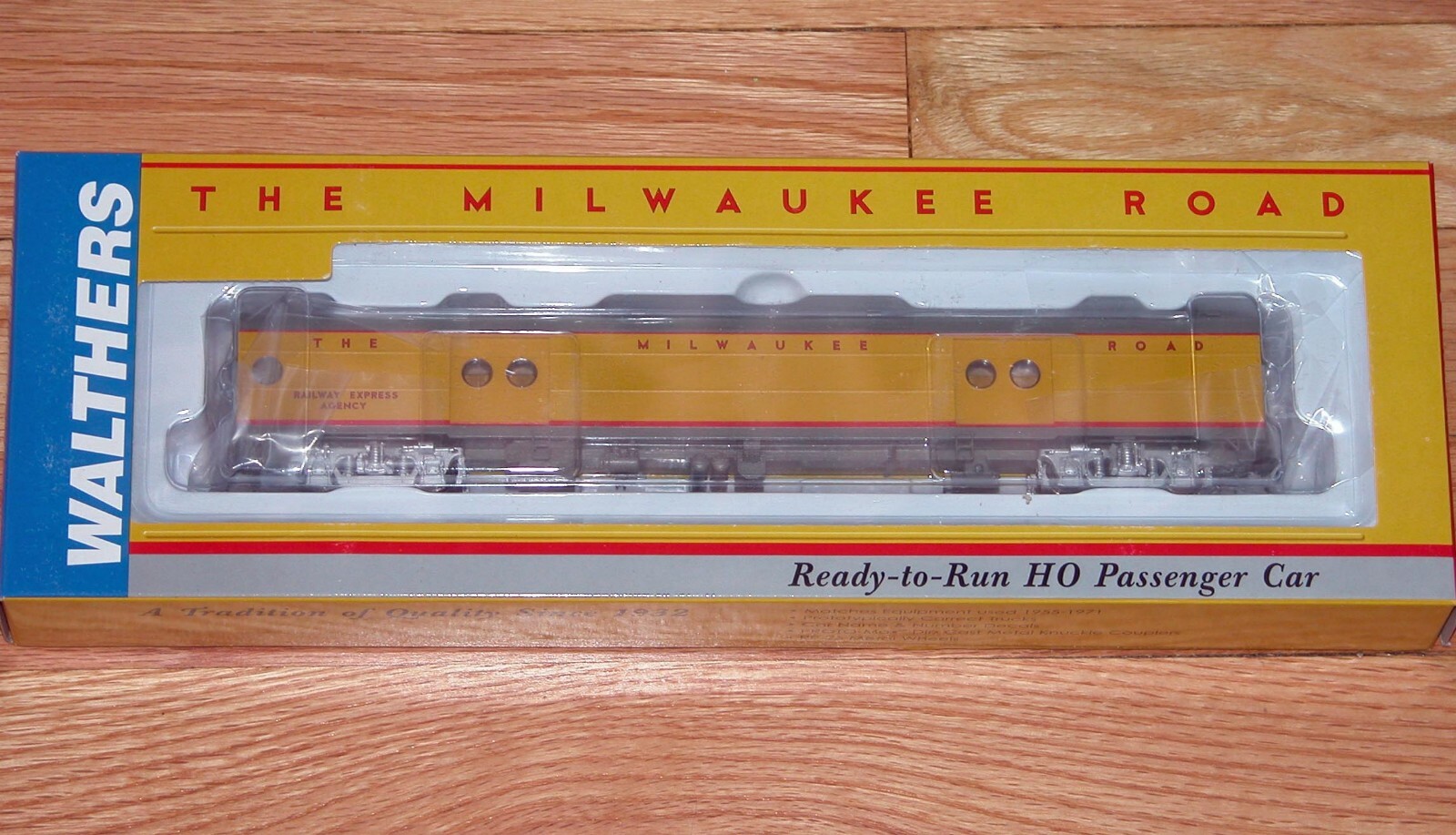 HO 5 WALTHERS HIAWATHA MILWAUKEE ROAD YELLOW SCHEME COACH PARLOR
