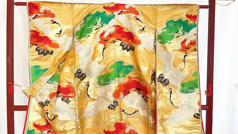 Kimono japonés 'UCHIKAKE' seda/oro/grúa/pino/tradicional/lujo N111 - Imagen 2 de 4