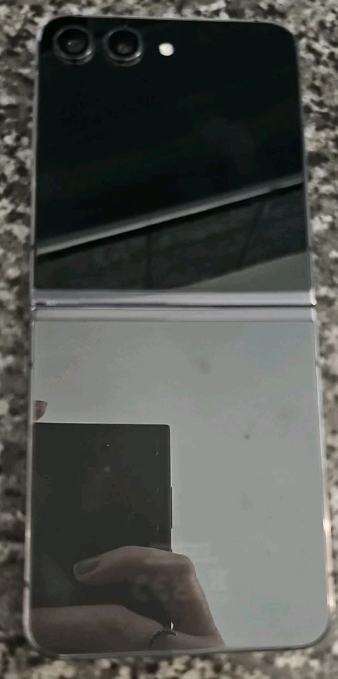 Samsung Galaxy Z Flip5 SM-F731B - 256GB - Graphite (63978) - Image 4 of 4