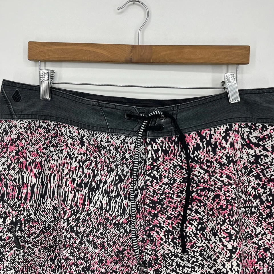 Volcom Swim Trunks Men's Size 34 Black Mod-Tech Geometric Print - Image 2 of 4