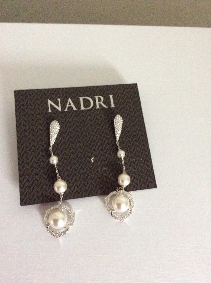 Pendientes Nadri Silvertone Rosaline imitación perla cristal en forma de V #81 $70 Foto 2 de 3
