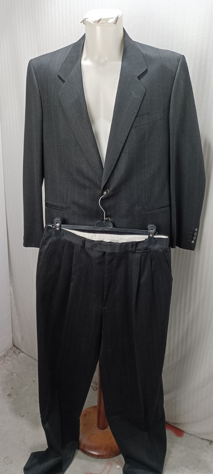 Articolo E764 abito uomo Yves Saint Laurent grigio scuro taglia IT54 misure gi