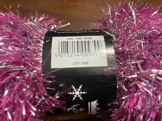 King Cole Tinsel Chunky Strickgarn – Glitzernde Wimpernwolle, 50 G, Farbe Raket 3065, Für Mützen & Schals