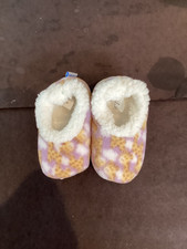NWT Snoozies Baby  slipper giraffes , violet /grip soles size small - 0-3M