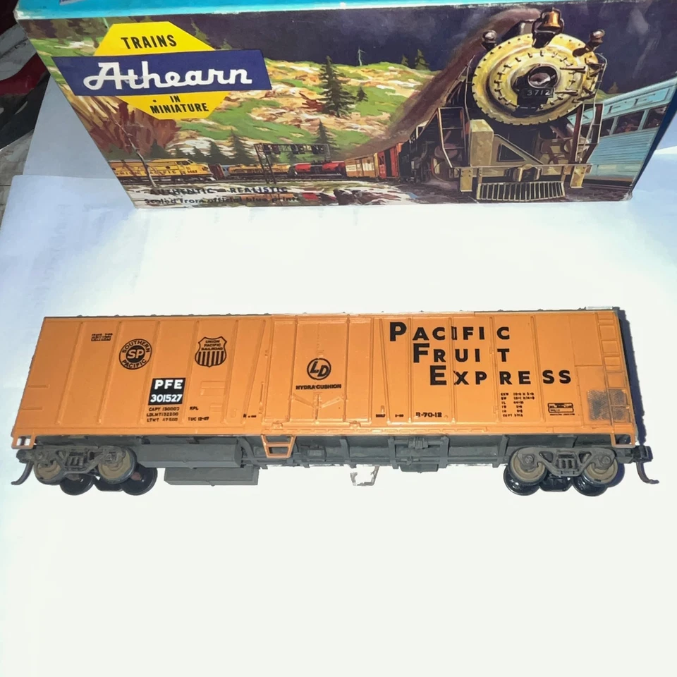 Athearn HO Scale Southern Pacific Fruit Express PFE 50' Mechanical Reefer #1636 - Image 2 of 4