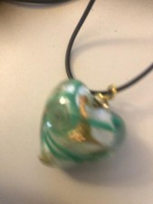 Murano Glas: Herz-Anh&auml;nger 3 x 3 cm in gr&uuml;ngold - NEU in Geschenkverpackung
