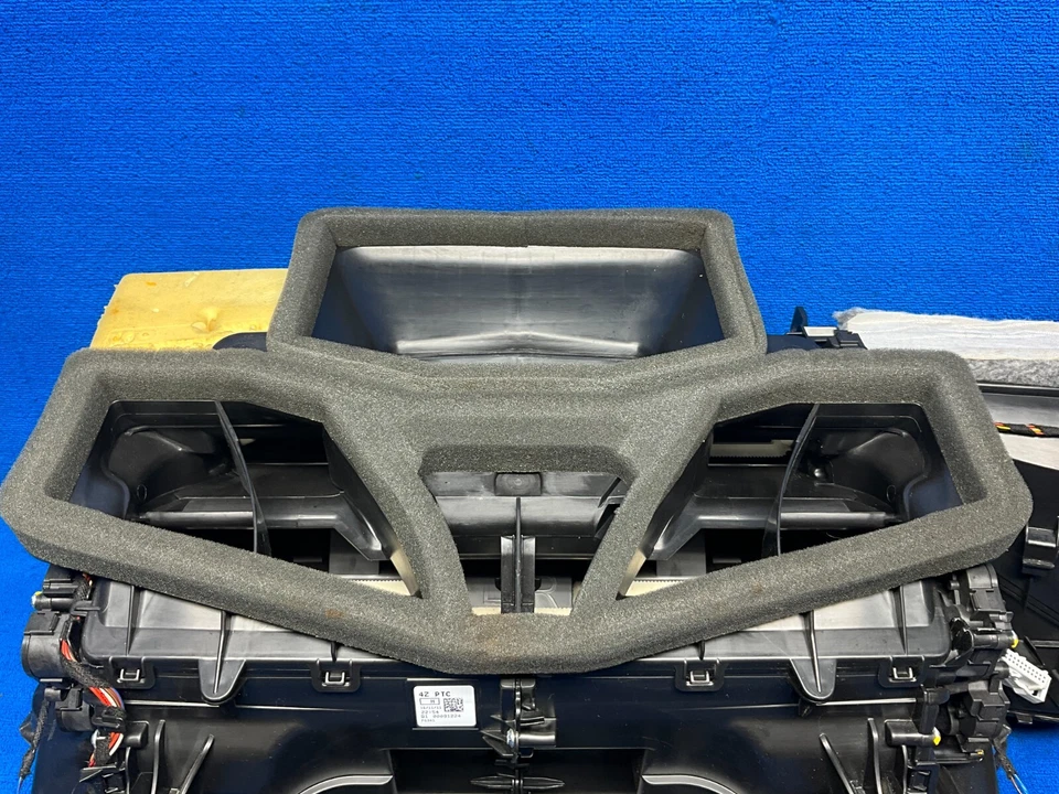 2016 - 2019 BMW 750i B7 G12 HVAC AC CLIMATE HEATER BLOWER MOTOR HOUSING BOX OEM - Image 2 of 4