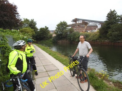 Foto 6x4 Abschleppweg Radfahrer Bogen\/TQ3682 Drei Mitradfahrer hielten für c2014 an