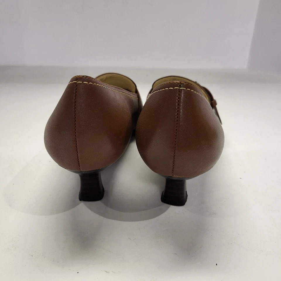 Zapatos de tacón de gatito aerosoles para mujer talla 8 M color tostado oscuro diseño de hebilla sin cordones Foto 2 de 4