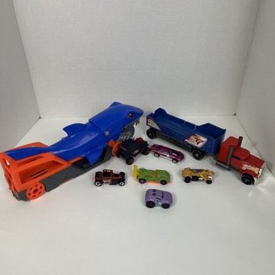 Hot Wheels Shark Chomp Transporter & Crashin' Rigs transporters W/ 6 Cars