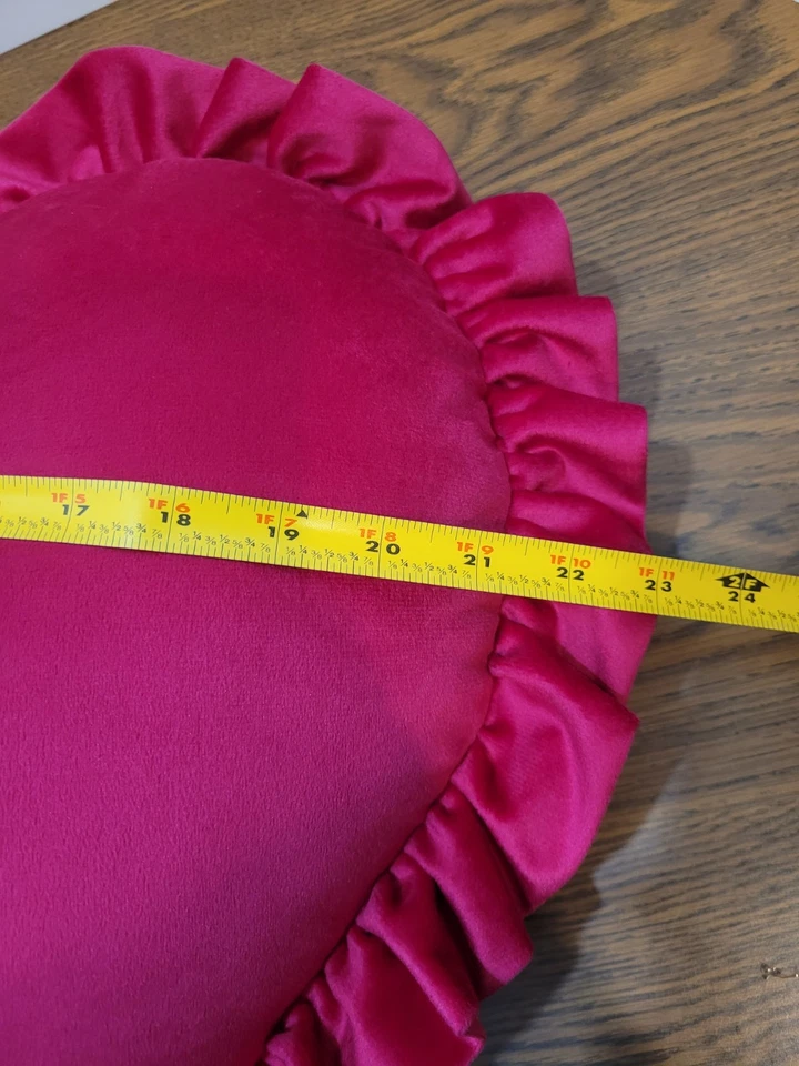 Rachel Zoe 心形荷叶边粉色装饰天鹅绒枕头-大号 — 第 4/4 张图片