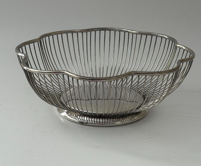 Pilgrim Silver Plate Round Scalloped Wire Bread Basket Bowl P646 Vtg MCM