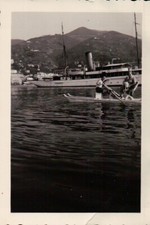 1930ca - FOTO DI RAGAZZO SU MOSCONE DAVANTI A PANFILO AL LARGO DI ALASSIO