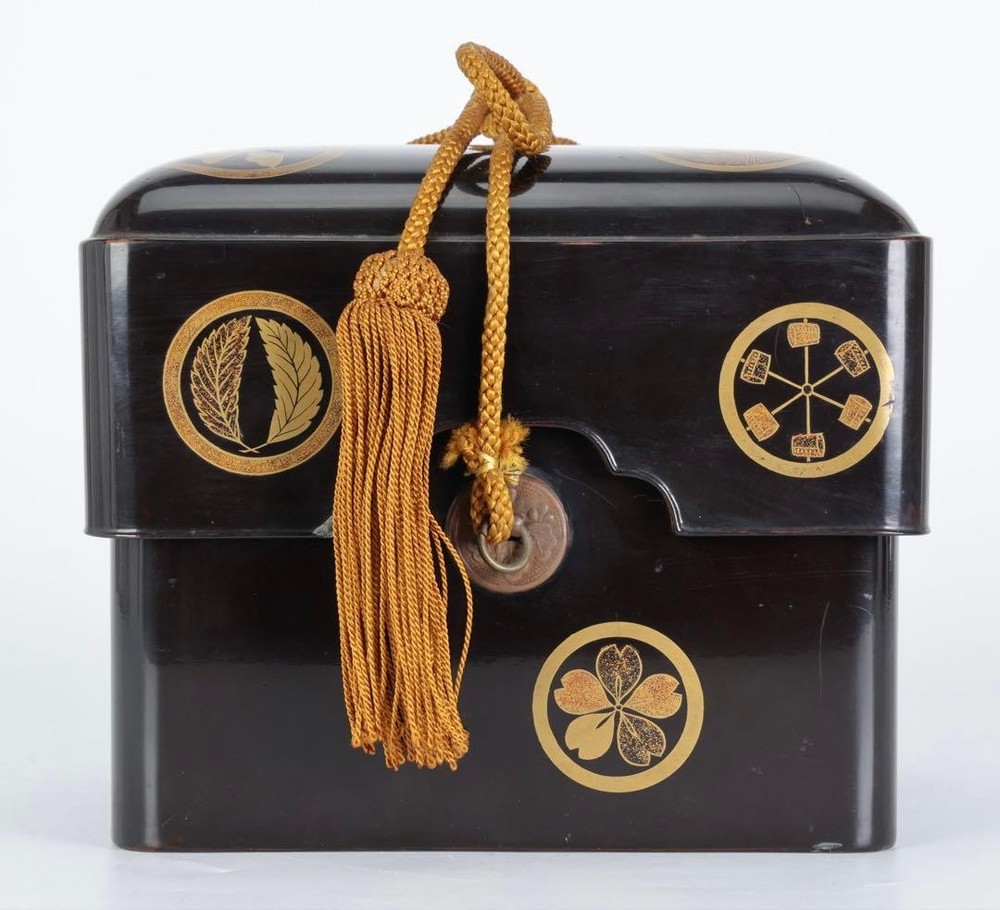 Jubako Bento Box Japanese Period piece lacquered black lacquer family crest maki