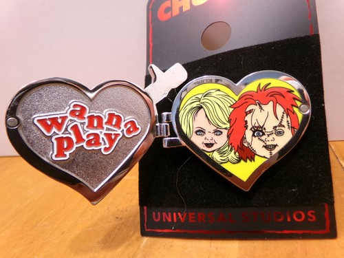 HALLOWEEN HORROR NÄCHTE EXKLUSIV UNIVERSAL STUDIOS CHUCKY & TIFFANY MEDAILLON ANSTECKNADEL - Bild 4 von 7