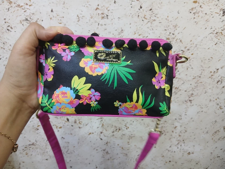 Sac à bandoulière Luv Betsey Floral noir rose pompon chaîne dorée sac à... - Photo 2/4