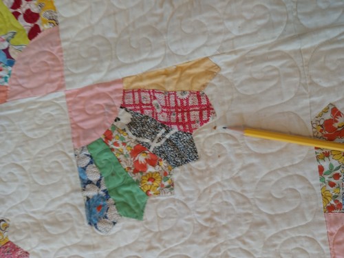 Vintage Handmade Quilt, Fan Pattern - 74" x 96" - machine quilted - Picture 19 of 24