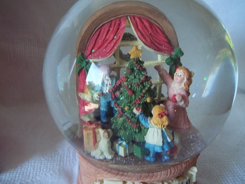 San Francisco Music Box Company Trimming the Tree Snow Globe Music Box - Picture 2 of 13