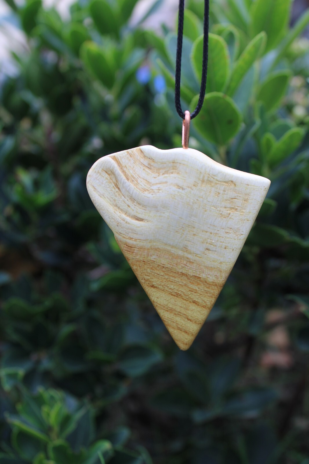 Pendentif en bois ORPHEE par KOALA SHOP, un bijou artisanal d'exception