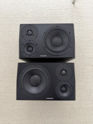 2x Dynaudio LYD-48 Lautsprecher + 2x K&M Speaker Stands