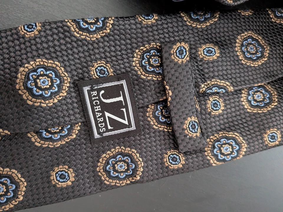 JZ Richards Men's Tie Silk Hand Made in USA Gray Floral Medallions Blue 62" - Image 4 of 4