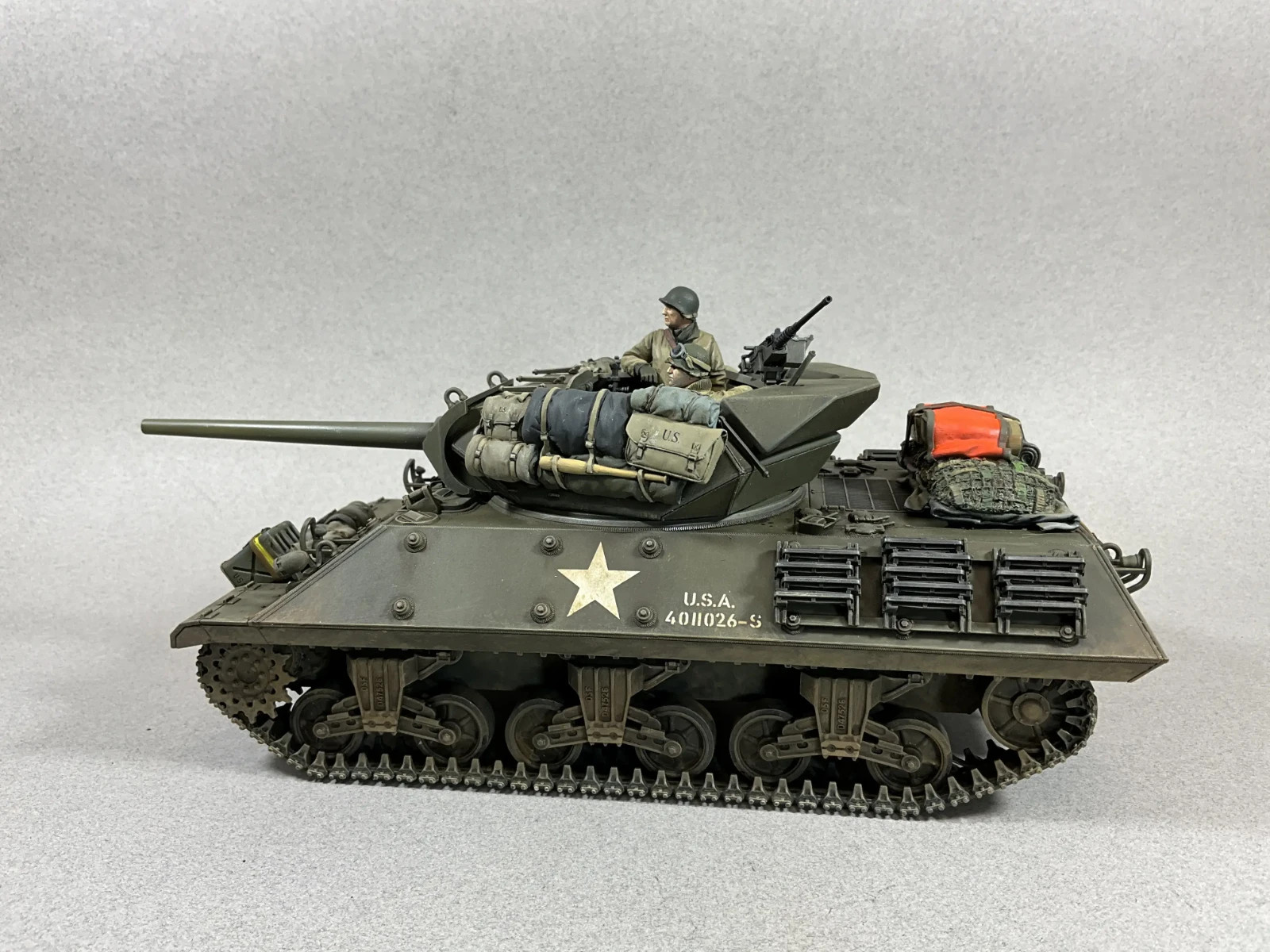 BRITAINS SOLDIERS 25249 - U.S. M10 GMC Tank Destroyer, 823rd Battalion Figure