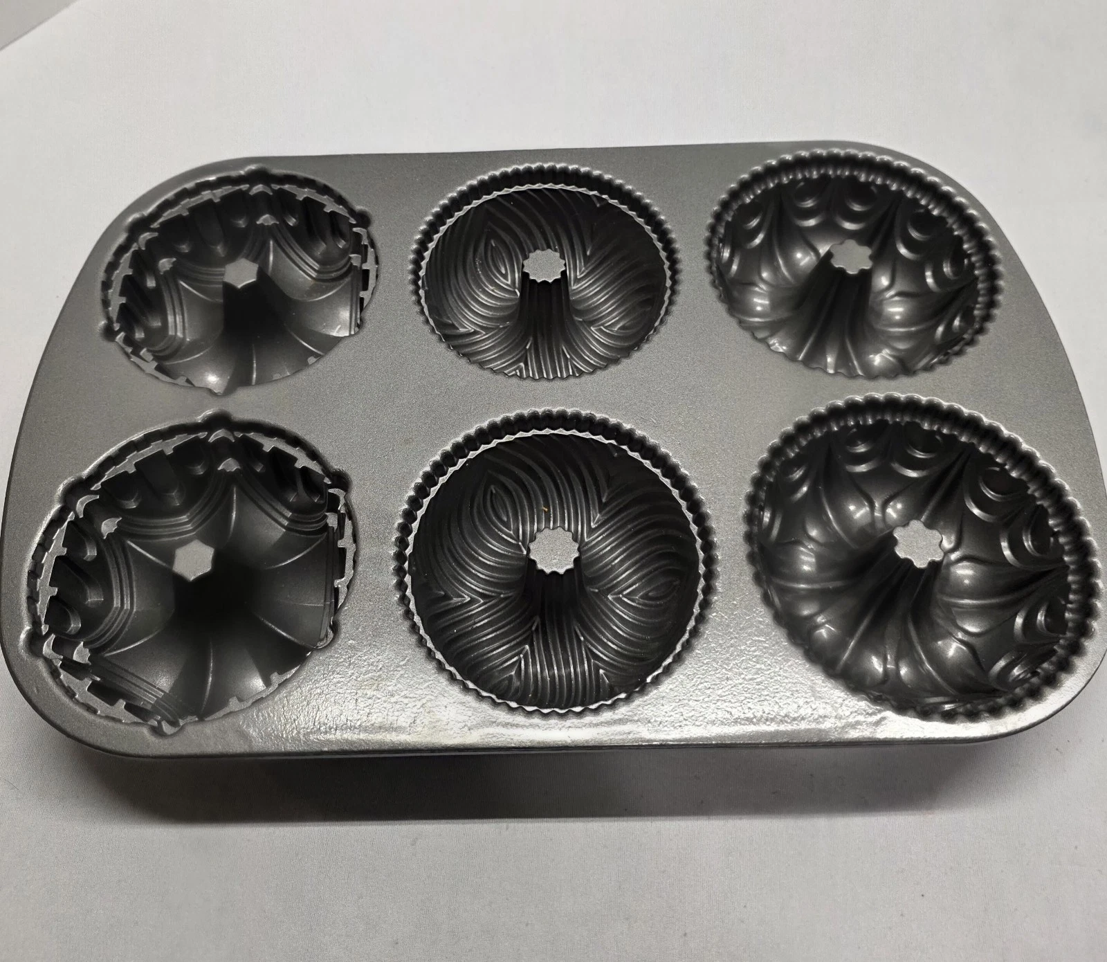 Nordic Ware Garland Bundtlette Cake Pan 6 cups 6 Little Bundt Cakes, Non-Stick