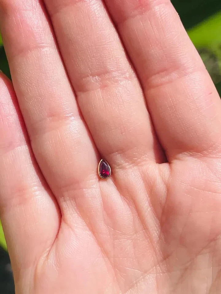 Tapa dérmica 4 mm lágrima sangre pera rubí rojo natural perno bazel ajuste oro 14k Foto 4 de 4