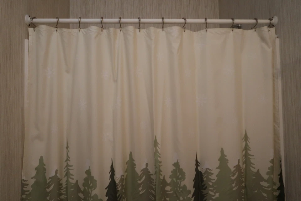 Cortina de Ducha Woodland Snowfall Estampado Navidad 72x70 Verde Crema Foto 2 de 4