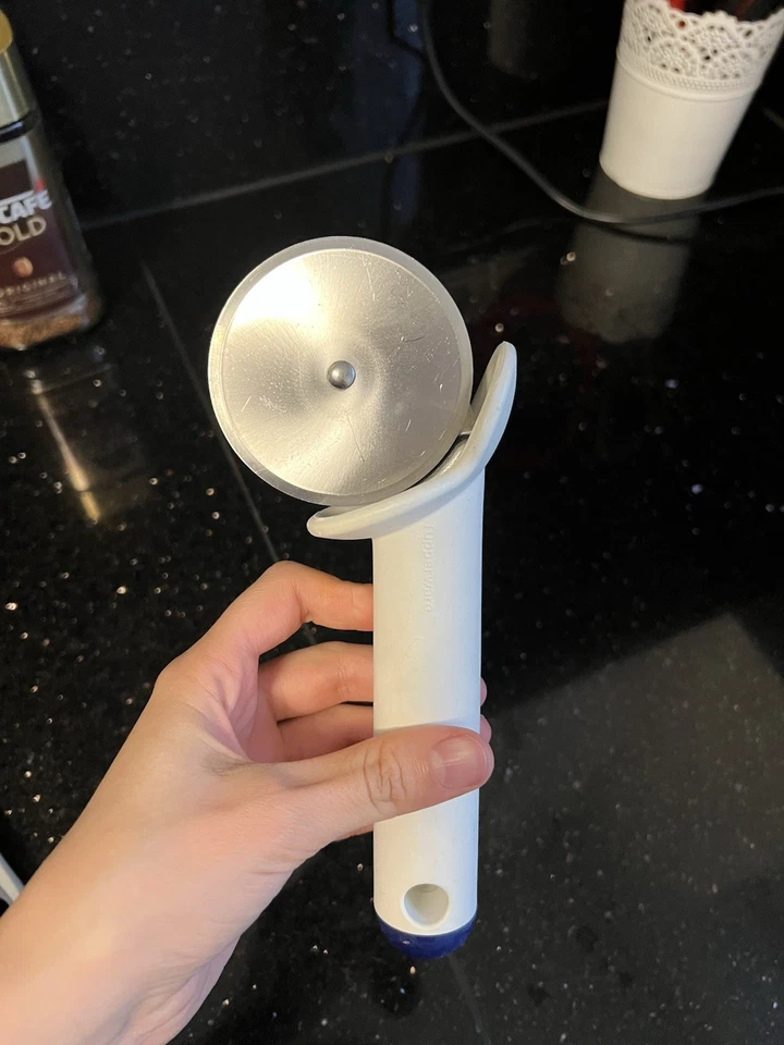 Tupperware Teigrad Pizzeria Pizzaroller Pizzaschneider Weiß/blau - Bild 3 von 4