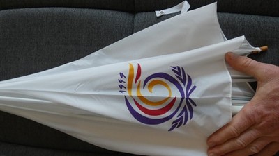 Regenschirm 84cm VEREINTE NATIONEN 1999 Int. Jahr der älteren Menschen *NEU*