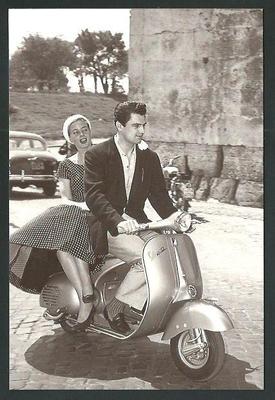 Purdom e Page su Vespa Piaggio di foto d'epoca