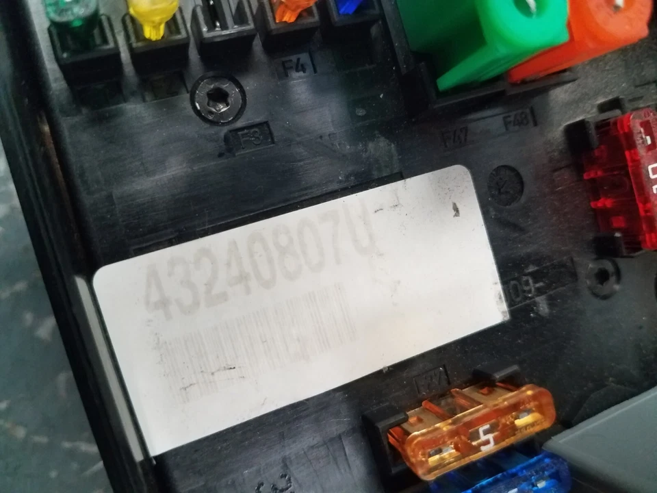 Volkswagen Golf R 2013 AWD compartimento del motor panel de fusibles #16682 M5 Foto 3 de 4