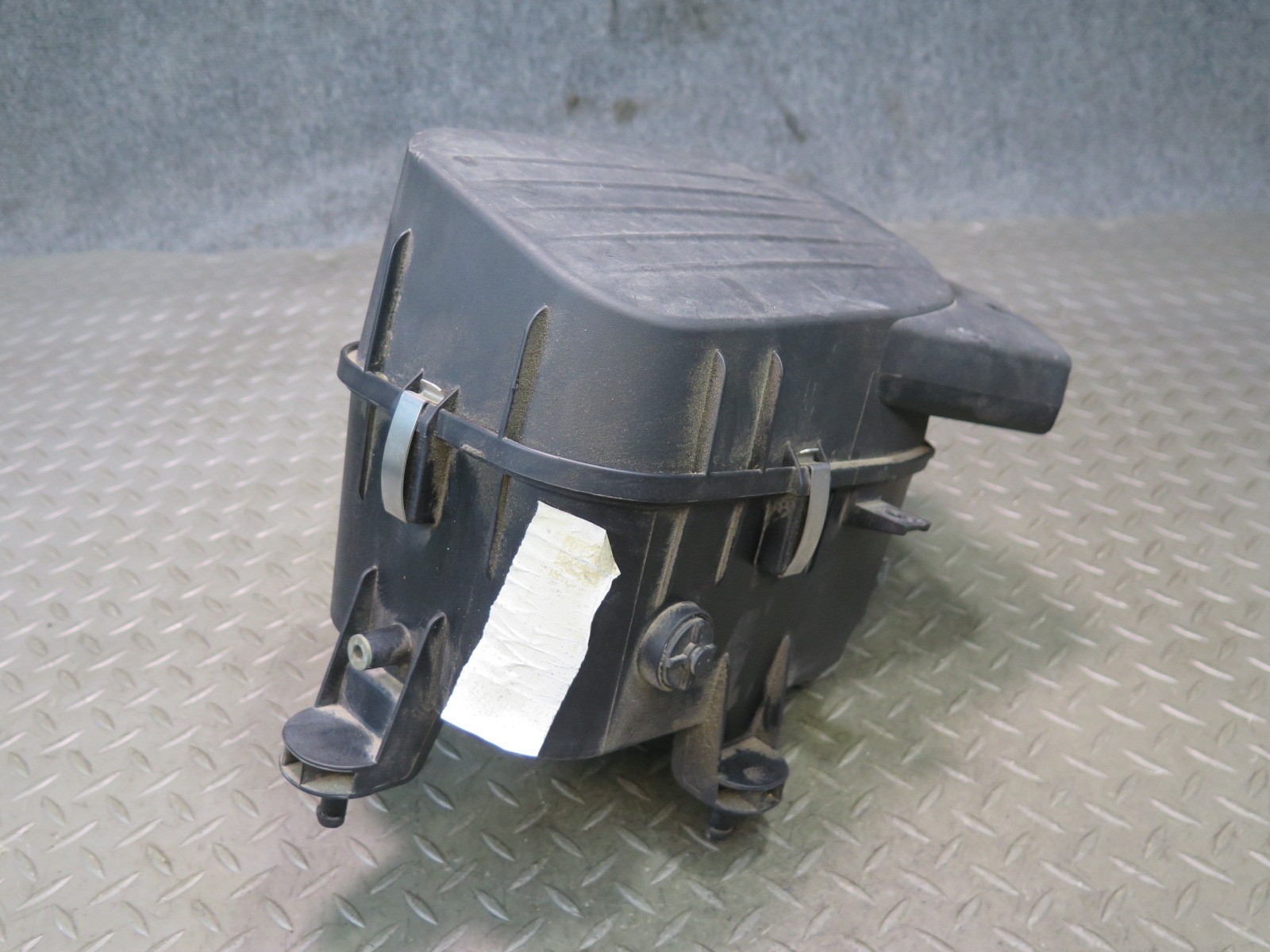 2017-2020 MASERATI LEVANTE M161 RIGHT AIR INTAKE CLEANER FILTER BOX 670101256