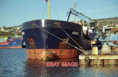 FOTO DAS HANDELSSCHIFF ARUNDO ÜBERNIMMT EINE GROSSLADUNG IM HAFEN VON TEIGNMOUTH