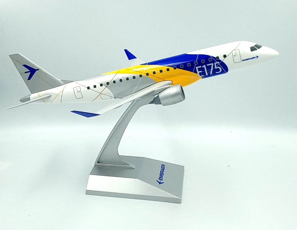 Modelo de avión Sky Marks Embraer E175 colores de fábrica 1:100 Foto 2 de 4