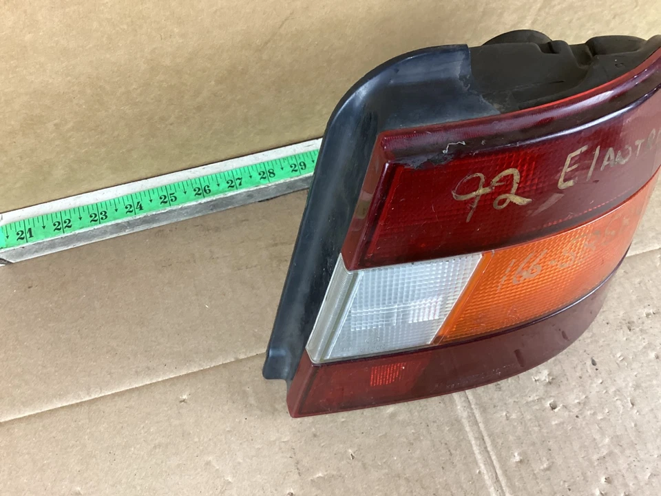 Luz trasera derecha pasajero Hyundai Elantra 1992-1993 OEM Foto 3 de 4