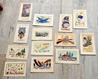 13 x 1907 WK1 GESTICKTE & GEWEBTE SEIDE POSTKARTEN BULLDOGGE MILITÄR WEIHNACHTEN