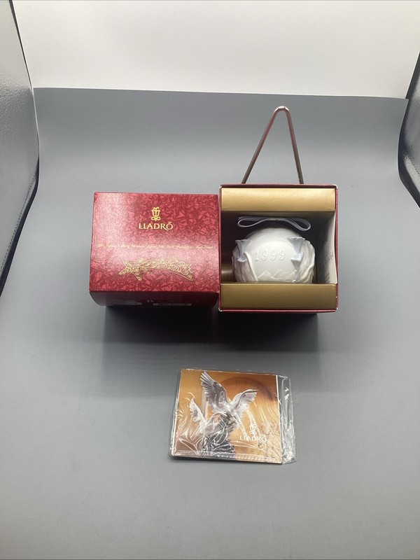 Vintage NOS Lladro 1999 Christmas Ball With Original Box. # 16637